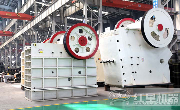 顎式破碎機(jī)實(shí)拍圖，型號(hào)多樣，價(jià)格在10-80萬(wàn)之間